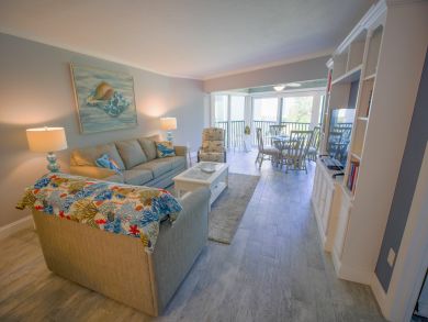 Two Bedroom Condo with Beach Access and Sleeps 6